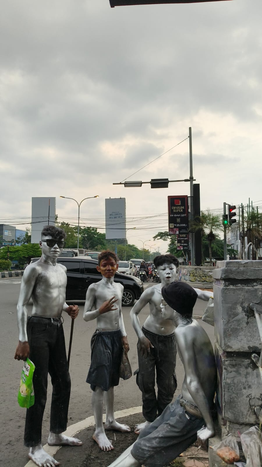 Manusia Silver: Kilau yang Memudar, Harapan yang Tersandera Tekanan Hidup