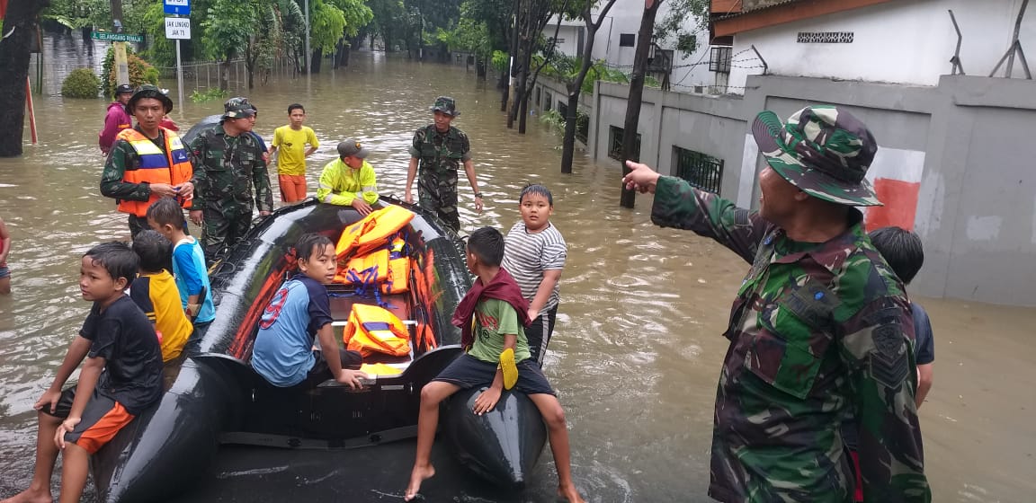 Jabodetabek Dikepung Banjir, Ribuan Warga Mulai Mengungsi