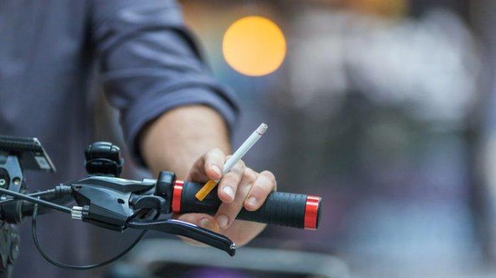 Kebiasaan Mengendara Sambil Merokok Masih Marak, Ini Risiko dan Dampaknya