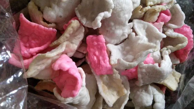 Keunikan Cara Membuat Kerupuk Melarat, Digoreng Pakai Pasir Panas