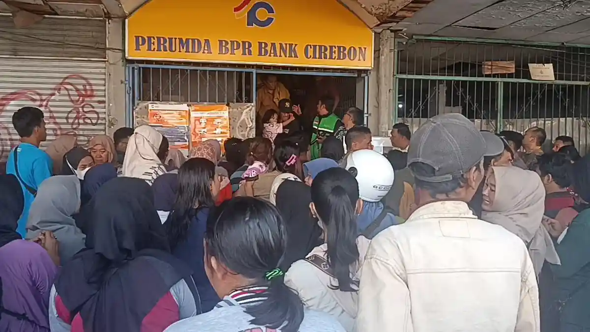 Nasabah BPR Bank Cirebon Geruduk Kantor Usai Izin Usaha Dicabut OJK