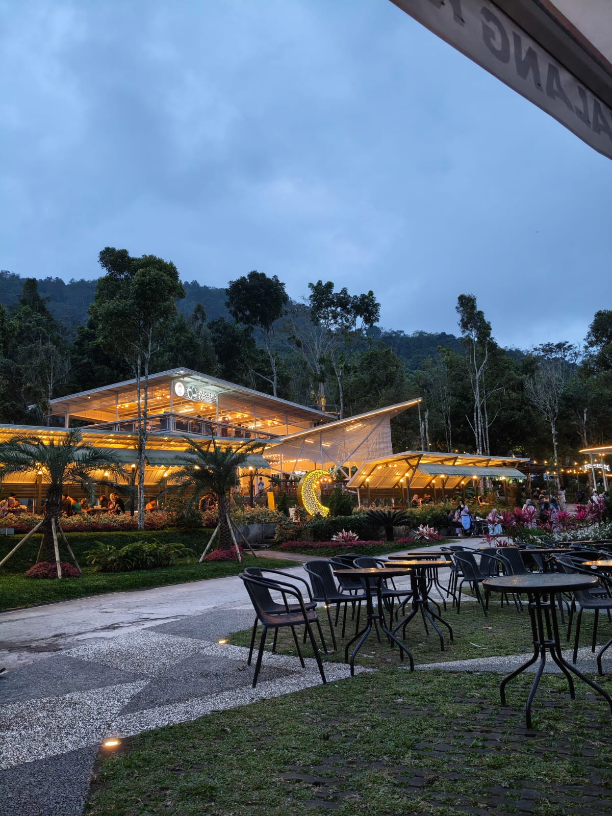 Ngopi di Atas Awan? Intip Pesona Cafe Jagara Kuningan dengan View Waduk Darma