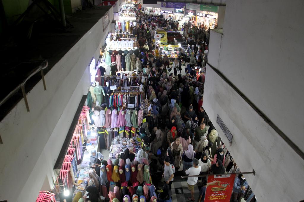 Pasar Tanah Abang Ramai Diserbu Pembeli Sejak Awal Ramadan