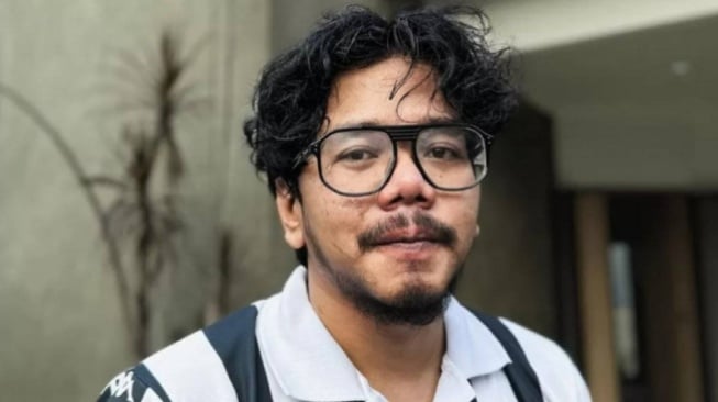Profil Ferry Irwandi: Sosok di Balik Tren Stoikisme dan Storytelling Berkelas