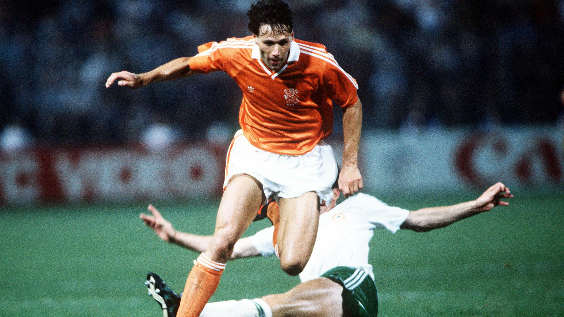 Tuhan Menciptakan Penyerang, Lalu Cedera Menghentikannya: Kisah Marco van Basten