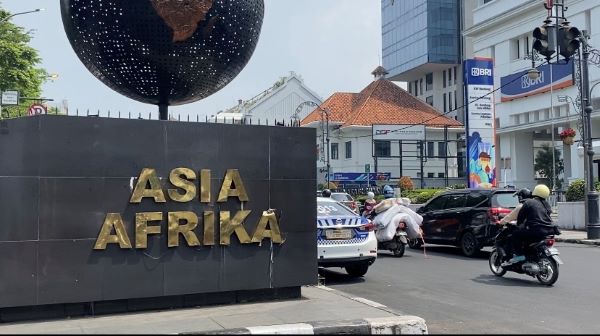 Wajah Baru Jalan Asia Afrika: Magnet Utama Warga Berburu Senja di Kota Kembang
