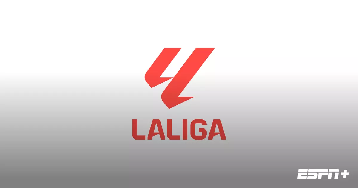 Celer.my.id - Takhta tertinggi Liga Spanyol resmi berpindah tangan setelah Barcelona berhasil mengudeta posisi puncak klasemen dari rival abadi mereka pada Senin (23/2/2026) dini hari WIB. Kemenangan meyakinkan yang diraih skuad asuhan Hansi Flick saat menjamu Levante menjadi kunci utama kembalinya Blaugrana ke urutan teratas dalam perburuan gelar juara musim ini. Kemenangan ini terasa sangat manis karena terjadi tepat setelah Real Madrid terpeleset di markas Osasuna, yang membuat selisih poin kini berbalik unggul untuk keunggulan tim Catalan. Performa konsisten yang ditunjukkan lini depan Barcelona terbukti menjadi pembeda dalam laga yang berlangsung sangat intens di Stadion Olimpik Lluis Companys tersebut. Lamine Yamal dan tim tampil sangat dominan sejak menit pertama dengan aliran bola pendek yang sangat cepat untuk membongkar pertahanan berlapis dari Levante. Gol-gol yang tercipta tidak hanya membawa tiga poin penting, tetapi juga memberikan tekanan mental yang besar bagi Madrid yang kini harus puas turun ke posisi kedua. Meski berhasil naik ke puncak, posisi Barcelona belum sepenuhnya aman mengingat margin poin yang sangat tipis antar tim di jajaran empat besar klasemen sementara. Tim-tim seperti Atletico Madrid dan Villarreal juga masih mengintai dari posisi bawah dengan performa yang tak kalah mengerikan di beberapa pekan terakhir. Para pendukung setia Barcelona kini bisa bernapas lega melihat tim kesayangannya menunjukkan mentalitas juara yang kuat setelah sempat tertinggal di awal musim. Konsistensi permainan di laga-laga kandang menjadi faktor krusial yang membawa mereka kembali menjadi favorit kuat peraih trofi La Liga tahun 2026 ini. Di sisi lain, Real Madrid kini dituntut untuk segera bangkit dari keterpurukan jika tidak ingin jarak poin semakin menjauh di pekan-pekan mendatang. Kegagalan meraih poin di El Sadar menjadi pelajaran berharga bagi manajemen klub untuk segera mengevaluasi strategi permainan mereka saat menghadapi tim kuda hitam. Persaingan di papan tengah klasemen juga tidak kalah sengit, di mana beberapa tim saling sikut untuk memperebutkan tiket ke kompetisi Eropa musim depan. Setiap kemenangan kini bernilai sangat mahal, dan kesalahan kecil dari tim papan atas bisa berakibat fatal pada perubahan urutan klasemen di akhir pekan nanti. Atmosfer La Liga musim ini memang sangat sulit diprediksi karena kekuatan tim yang semakin merata, sehingga setiap pertandingan terasa seperti partai final. Kehadiran bintang-bintang muda baru semakin memberikan warna dan kecepatan dalam permainan yang membuat mata penonton tak ingin berpaling dari layar kaca. Mari kita tunggu drama selanjutnya di pekan depan, apakah Barcelona mampu mempertahankan konsistensinya atau justru akan ada aksi balasan dari kubu Los Blancos. Selamat bagi para fans Barcelona atas keberhasilan tim kebanggaannya mengamankan puncak klasemen pada momen krusial di bulan Februari ini.