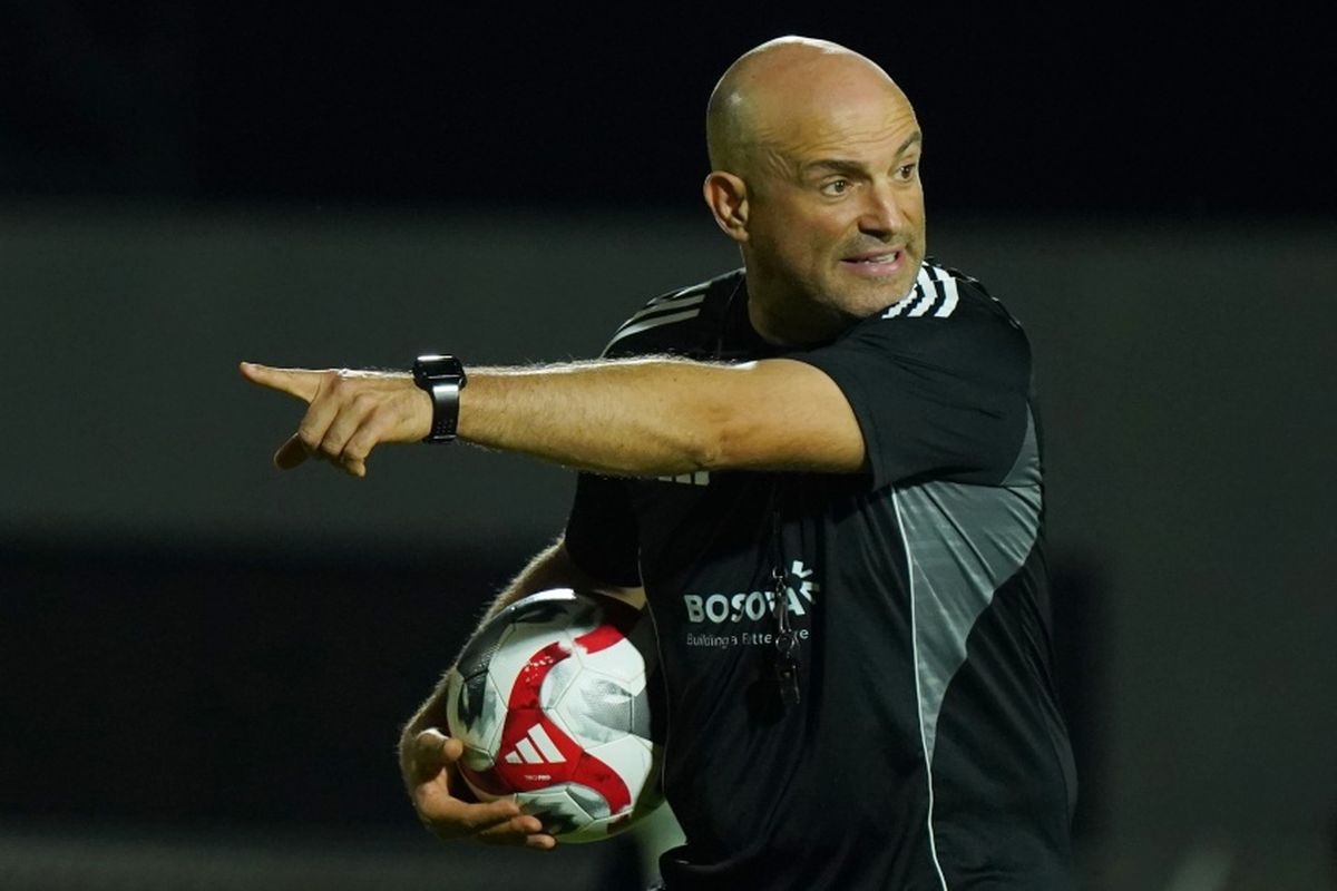 Persebaya vs Persib: Bernardo Tavares Siap Lawan Tanpa Beban di GBT