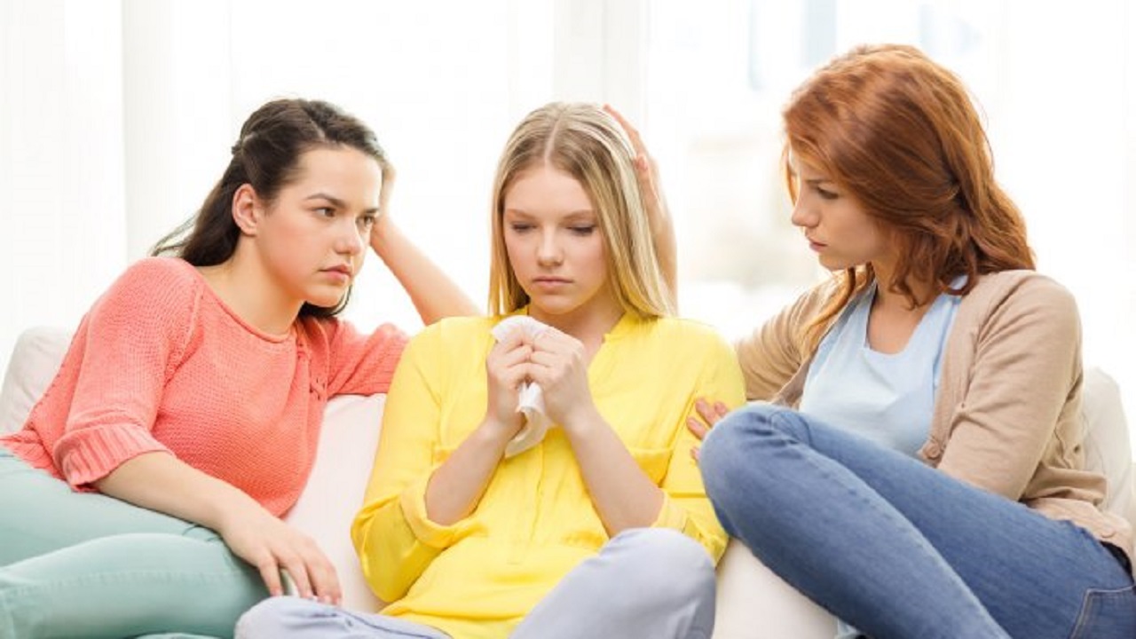 Remaja Lebih Suka Curhat ke Teman daripada Orang Tua, Ini Sebabnya